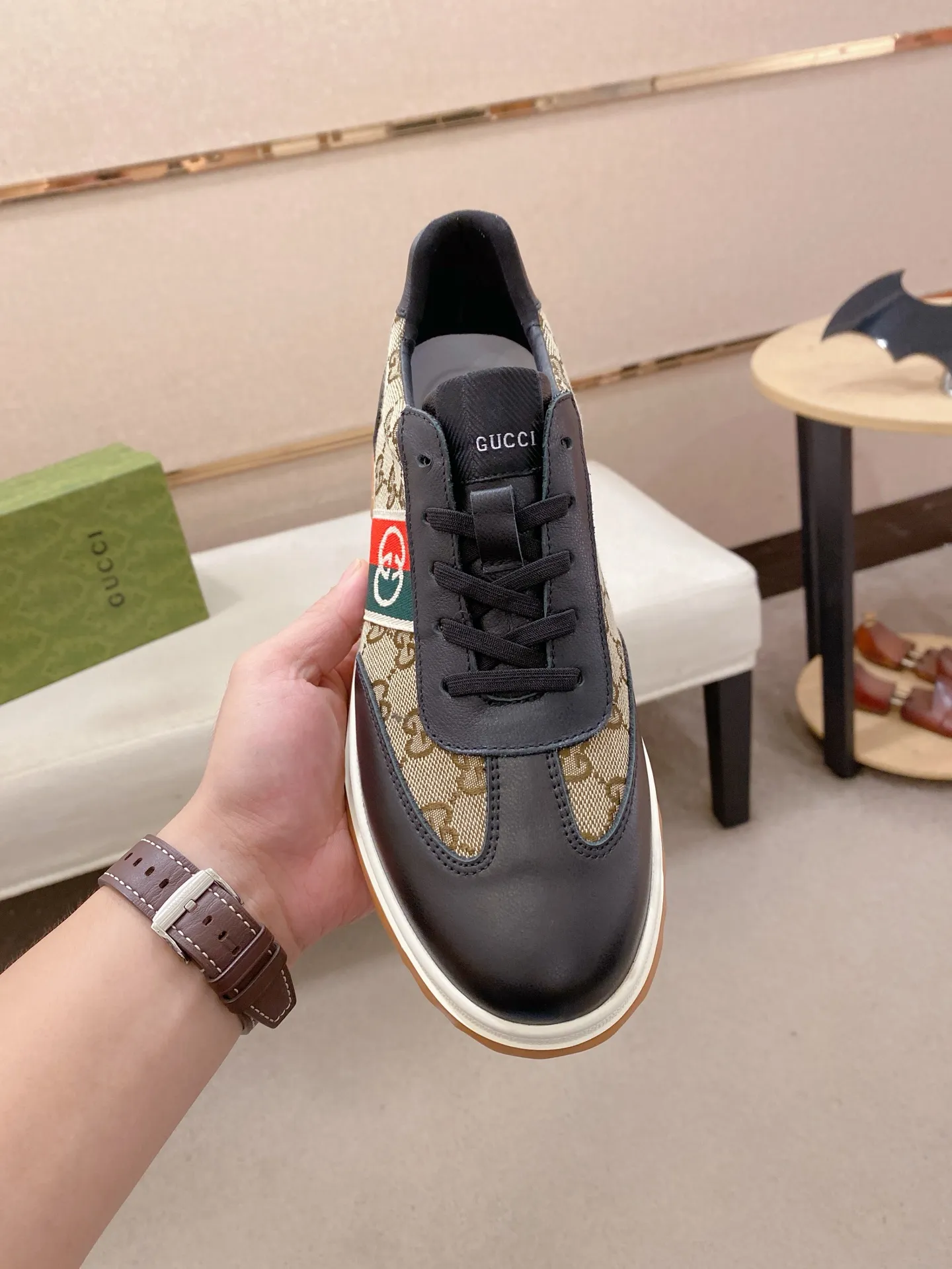 Men's shoes 💰 420 💰 High-quality new GUCCI counters are launched simultaneously. The new men's shoes, 😘fabrics are selected from imported cowhide, and the lining is sheepskin lining. 👍🏿 High-end ☄️ air-cushion molded anti-slip rubber outsole, exquisite lines, simple and elegant, comfortable and high-end for leisure travel. Code number: 38 to 44 (45 can be customized and cannot be returned or exchanged)